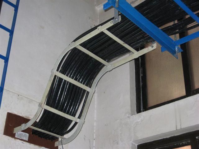 電線和電纜可敷設(shè)在同一個橋架內(nèi)?(圖1) 橋架與電纜敷設(shè)
